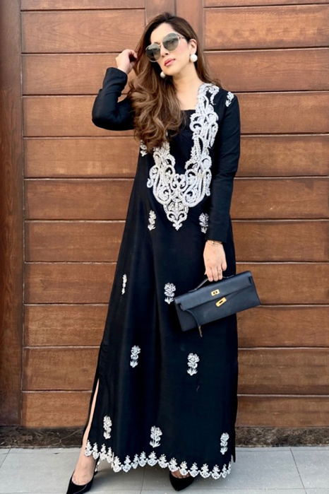 Picture of Wajiha Imran In Pure Rawsilk Kaftan